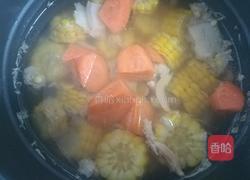 玉米胡萝卜墨鱼炖肉的做法图解8