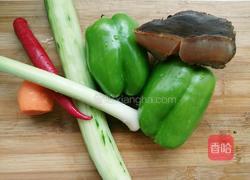 腊肉炒青椒的做法图解1