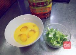 胡麻油炒葱花鸡蛋的做法图解1