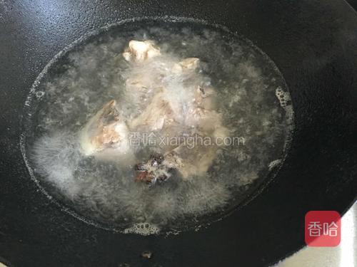 骨头洗净加1个八角焯熟