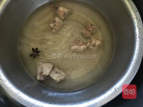 焯熟的骨头再用清水洗一遍，去油腻