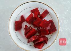 甜菜汁面饺子的做法图解1