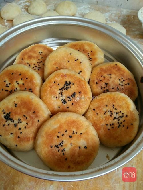 把平锅里加油，烙至两面金黄即可