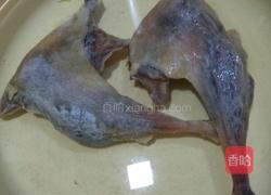 腊鸭腿炖黄豆的做法图解1