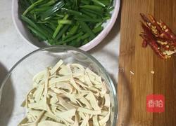 香油韭菜豆腐皮的做法图解1