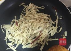 香油韭菜豆腐皮的做法图解3