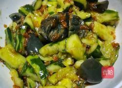 凉拌皮蛋拍黄瓜的做法图解7