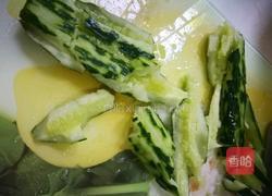 凉拌皮蛋拍黄瓜的做法图解1