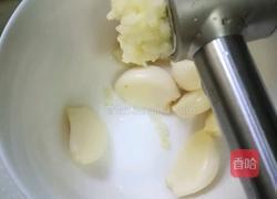 凉拌皮蛋拍黄瓜的做法图解4