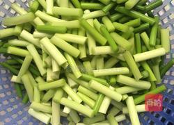 猪耳炒蒜心的做法图解3