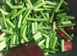 猪耳炒蒜心的做法图解8