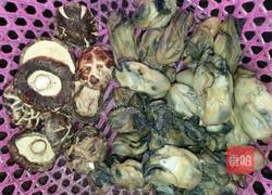 猪脚焖牡蛎干香菇的做法图解2