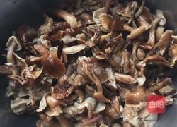 榛蘑尖椒肉絲的做法圖解1