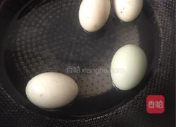 豌豆水煮鸭蛋的做法图解1