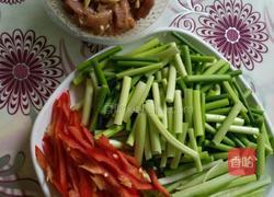 蒜心炒瘦肉的做法图解1