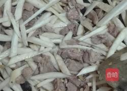 鸡腿菇炒瘦肉的做法图解3