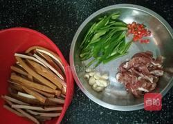 豆干炒肉的做法图解1