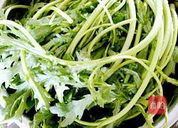 茼蒿炖豆腐的做法图解1