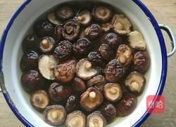 香菇青椒炒鸡块的做法图解2