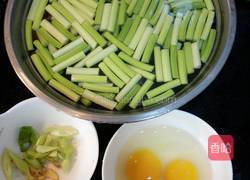蒜毫炒鸡蛋的做法图解1