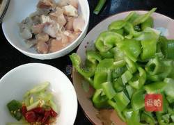辣子鸡丁的做法图解1