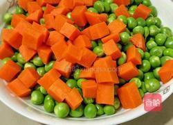 豌豆炒肉的做法图解1