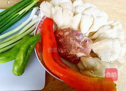 蘑菇炒肉的做法图解1