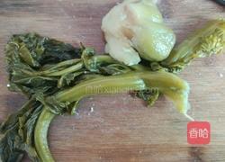 酸菜肉沫豌豆的做法图解1