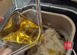 Illustration of how to make hand-caught cake embryo 12