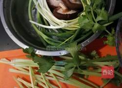 芹菜猪肉水饺的做法图解1