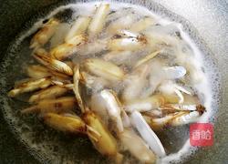 葱姜蛏子的做法图解2