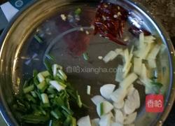 包菜炒木耳的做法图解1