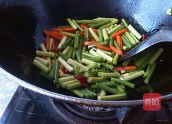 胡萝卜蒜苔炒猪肉的做法图解6