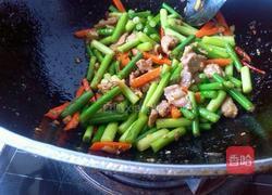 胡萝卜蒜苔炒猪肉的做法图解7