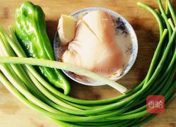 蒜苔炒鸡肉的做法图解1