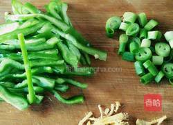 蒜苔炒鸡肉的做法图解5