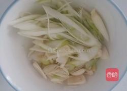 木耳炒蒜薹的做法图解2