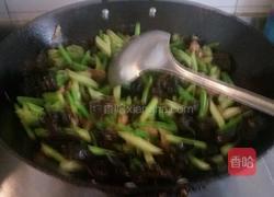 木耳炒蒜薹的做法图解10