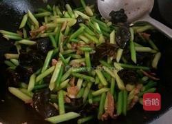 木耳炒蒜薹的做法图解11