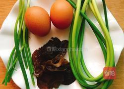 蒜薹木耳炒鸡蛋的做法图解1