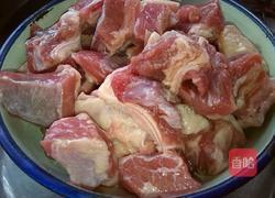 玉米莲藕炖牛腩的做法图解1