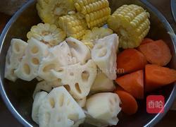 玉米莲藕炖牛腩的做法图解3