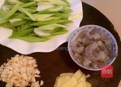 芹菜炒虾仁的做法图解1