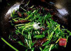 虾皮韭菜炒木耳的做法图解8