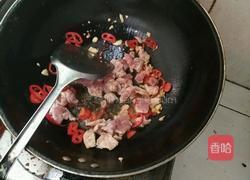 手撕包菜炒肉的做法图解3