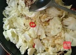 手撕包菜炒肉的做法图解4