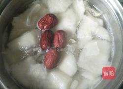 冰糖雪梨红枣银耳枸杞汤的做法图解3