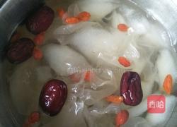 冰糖雪梨红枣银耳枸杞汤的做法图解5
