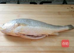 清蒸孔雀开屏黄花鱼的做法图解1