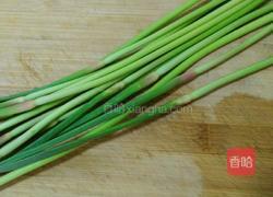 酸辣凉拌蒜薹的做法图解2